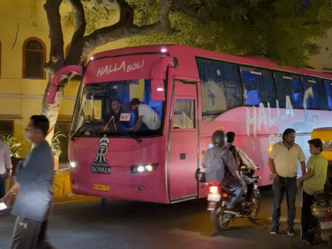 सिटी पैलेस में राजस्थान रॉयल्स टीम का रॉयल डिनर:रियान पराग समेत कई खिलाड़ी हुए शामिल; बस में बैठने से पहले छोटी बच्ची से मिले वैभव सूर्यवंशी
