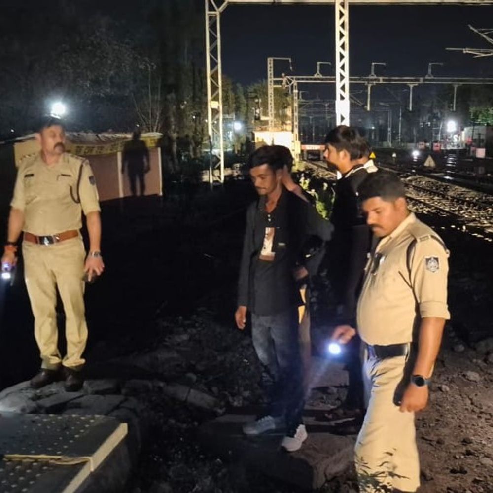 घर से लापता भाई-बहन 3 घंटे में मिले:दमोह पुलिस ने शहर में तलाश कर परिजनों को सौंपा; दोनों रास्ता भटक गए थे