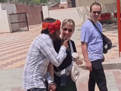 विदेशी युवती का हाथ पकड़कर आई लव यू कहा,VIDEO:  नारनौल में युवक ने अभद्रता की, बोला- ये रशियन है, पैसे लगाकर लाया – Narnaul News