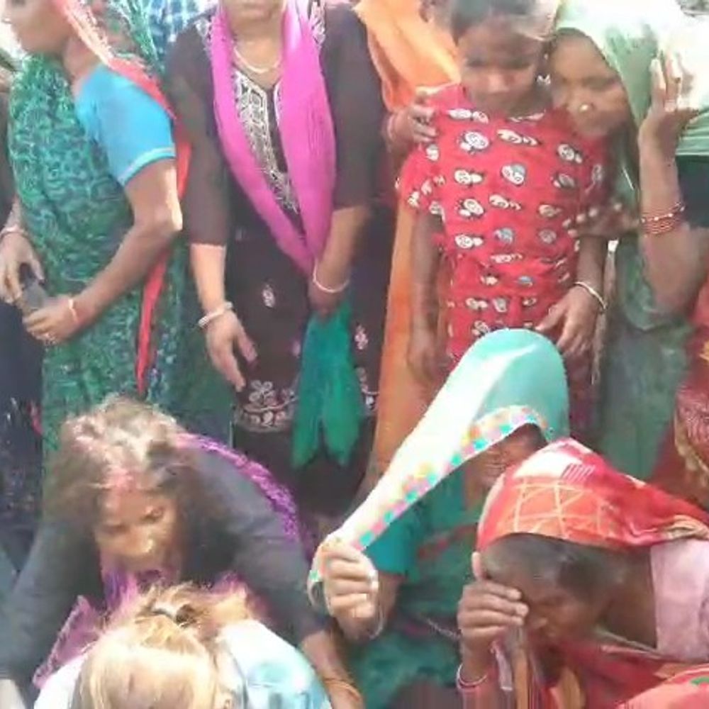 पीलीभीत के केशोपुर में युवक का शव मिला:सड़क किनारे खेत से बरामद, पुलिस जांच में जुटी