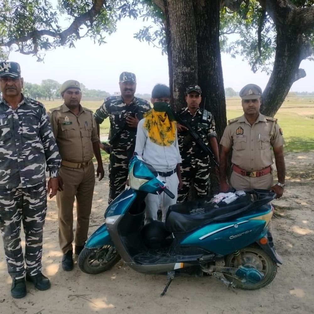 सिद्धार्थनगर में भारत-नेपाल सीमा पर तस्करी की कोशिश:सफेद धातु के जेवरात के साथ तस्कर गिरफ्तार, ई-स्कूटी जब्त