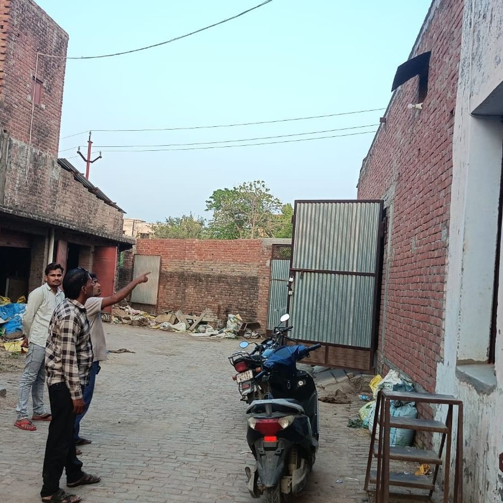 गोदाम से सीसीटीवी कैमरे उखाड़ ले गए चोर:फर्रुखाबाद में दो चोर दूसरे फुटेज में दिखे, पुलिस पहचाने करने में जुटी