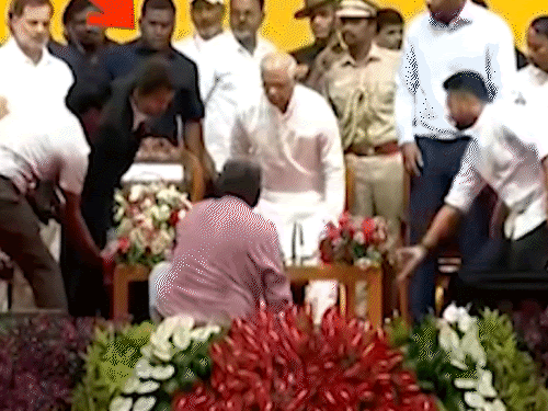 CM विजय ने स्टाफ की टेबल उठाने में की मदद:  शपथ ग्रहण समारोह में मंच पर बगल में खड़े राहुल गांधी भी हैरान हुए