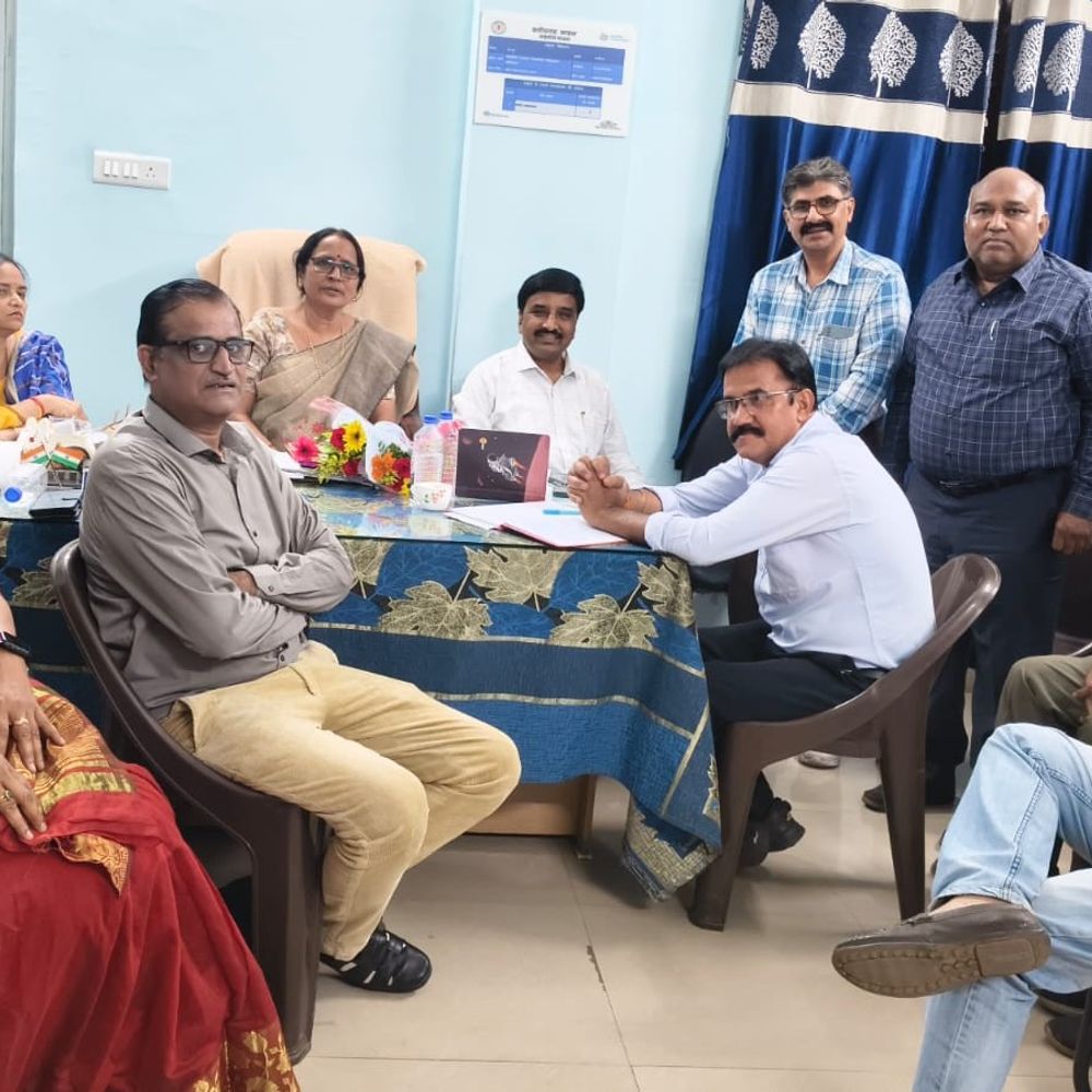 बालोद कलेक्टर की कार्रवाई के खिलाफ प्राचार्यों की आपात बैठक:8 प्रिंसिपल के सस्पेंशन पर कर्मचारी संघ ने जताया विरोध, प्रदेशव्यापी आंदोलन की दी चेतावनी