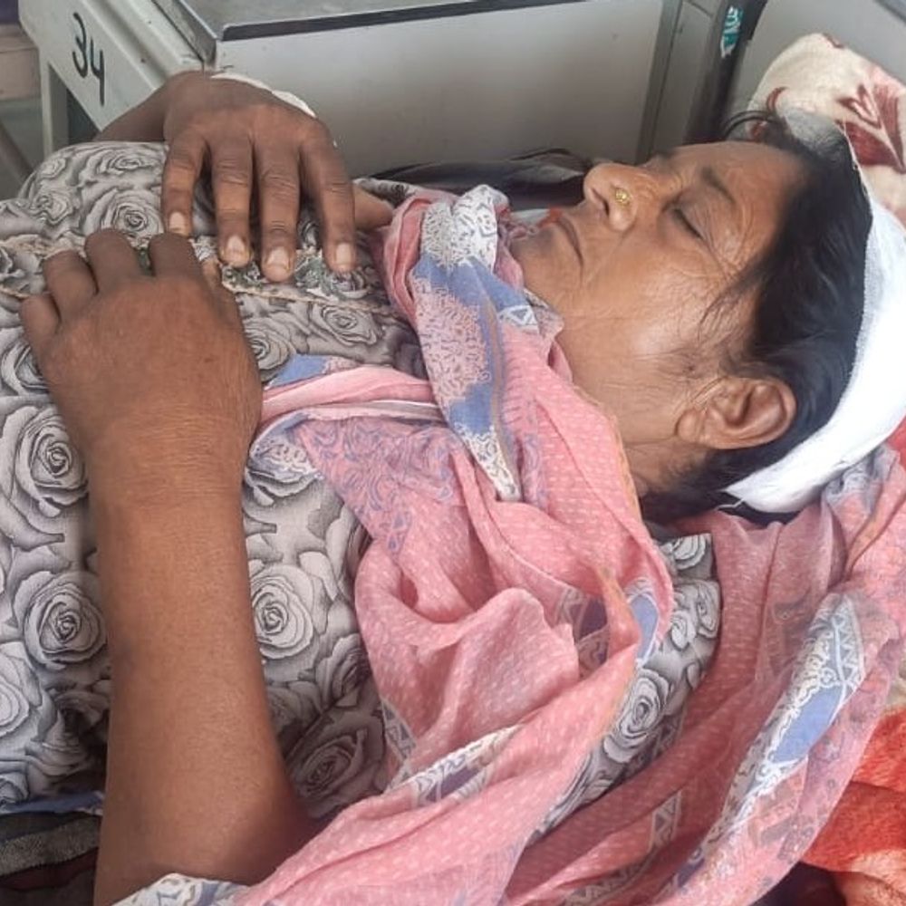 सिरसा में महिला का फावड़ा मारकर सिर फोड़ा:  पहले पुत्रवधू के साथ किया झगड़ा, छुड़वाने गई तो पड़ोसी ने नीचे गिराकर पीटा – Sirsa News