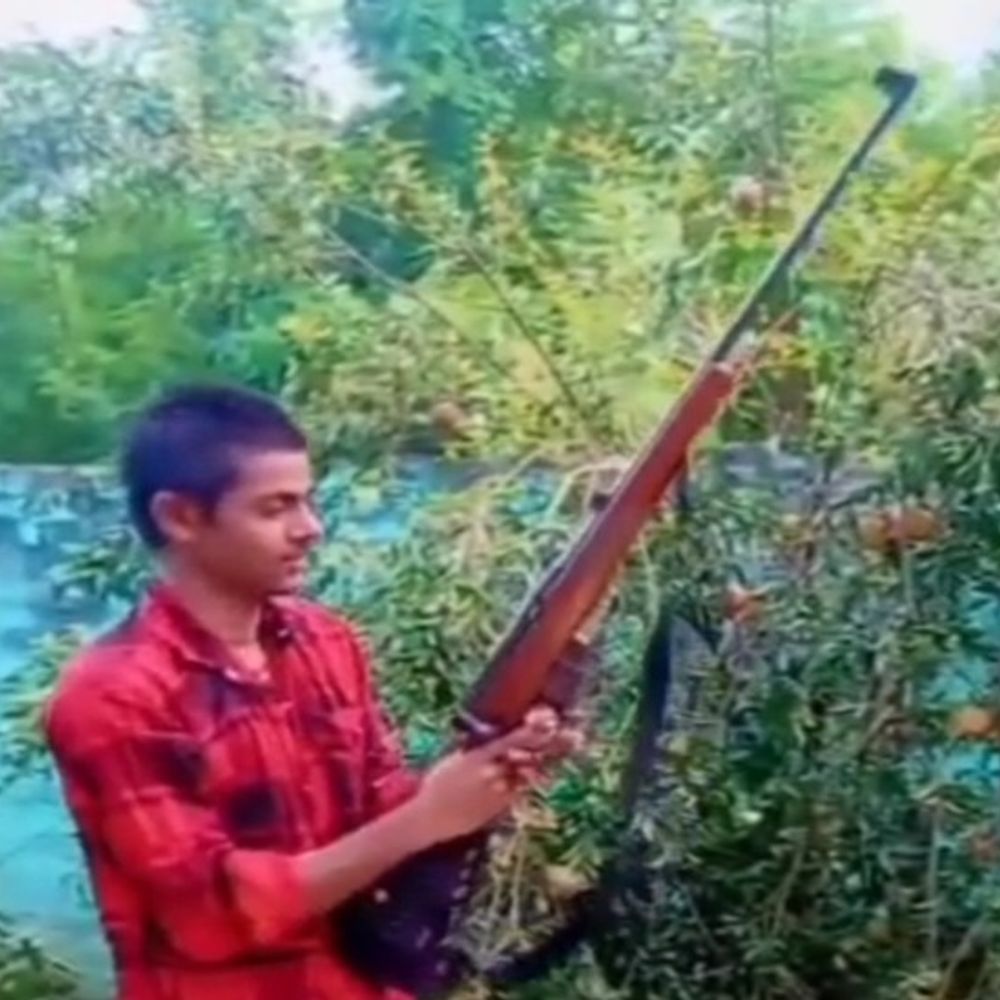 शाहजहांपुर में लाइसेंसी बंदूक से फायरिंग का VIDEO:गोली चलाने वाला युवक नोएडा में सिक्योरिटी गार्ड है, तलाश जारी