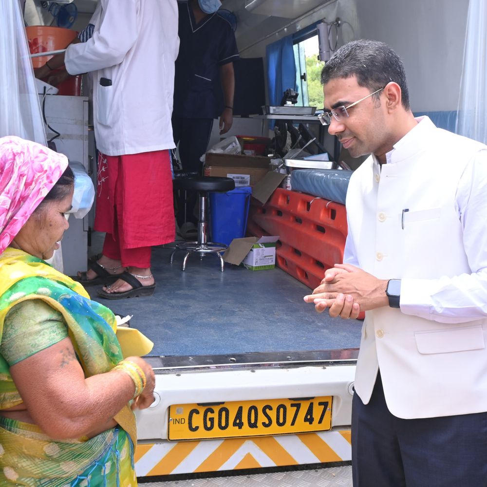 समाधान शिविर में ग्रामीणों को मिली मुफ्त स्वास्थ्य सुविधा:  बलौदाबाजार कलेक्टर बुजुर्ग महिला की मांग पर दवाइयां पैकेट में देने और वाहन में सीढ़ी लगाने के दिए निर्देश – baloda bazar News