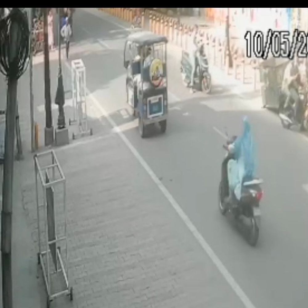 बिजनौर में महिला सिपाही से चेन छीनी, VIDEO:घटना CCTV में कैद, आरोपी की तलाश जारी