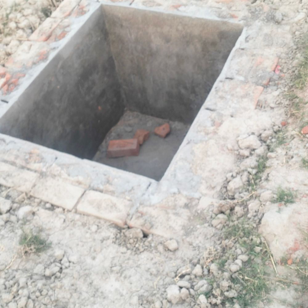 दैनिक भास्कर की खबर का असर:रायबरेली के पूरे देवी दीन गांव में जल निगम के गड्ढे का निर्माण शुरू