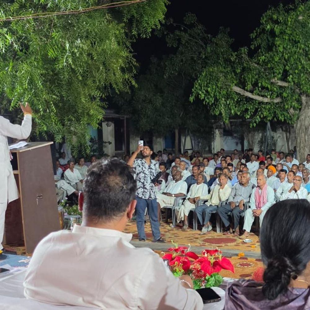सांसद जोशी ने सुनी ग्रामीणों की समस्याएं:ग्राम रथ अभियान की संध्या चौपाल में दिए समाधान के निर्देश