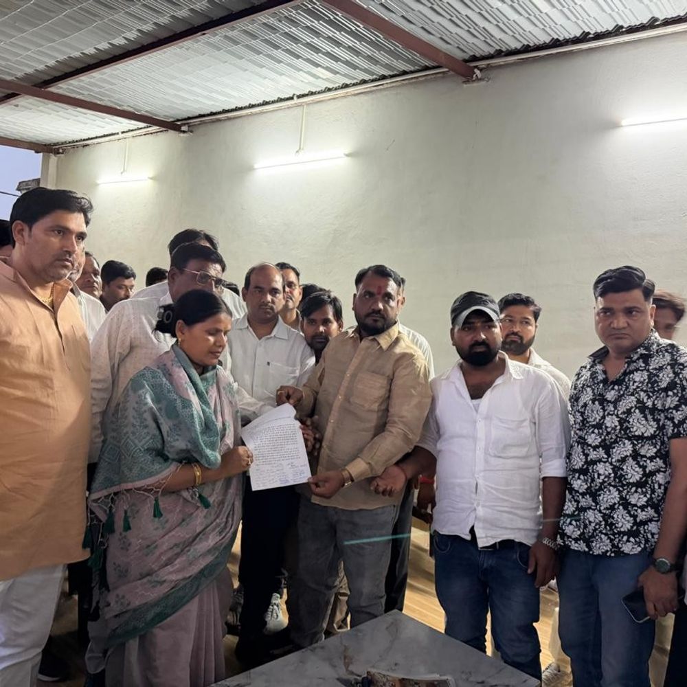औरैया में किसानों-व्यापारियों ने प्रशासन पर उत्पीड़न का आरोप लगाया:सदर विधायक को ज्ञापन सौंपकर कार्रवाई की मांग की