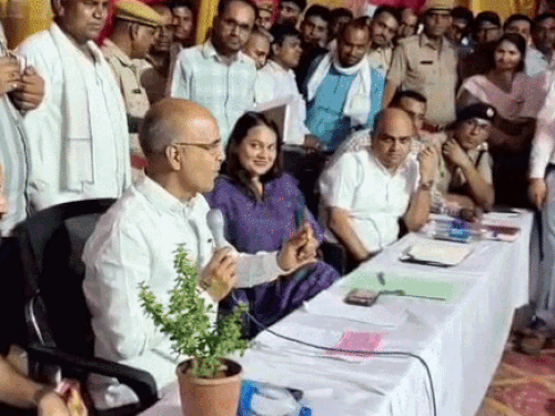 मंत्री की बात पर हंसने लगी कलेक्टर टीना डाबी:  कहा-ये डीएम आगे बढ़ गईं तो पीछे नहीं हटती; अतिक्रमण तो हटा देंगे, सुरक्षा का देखना होगा – Tonk News