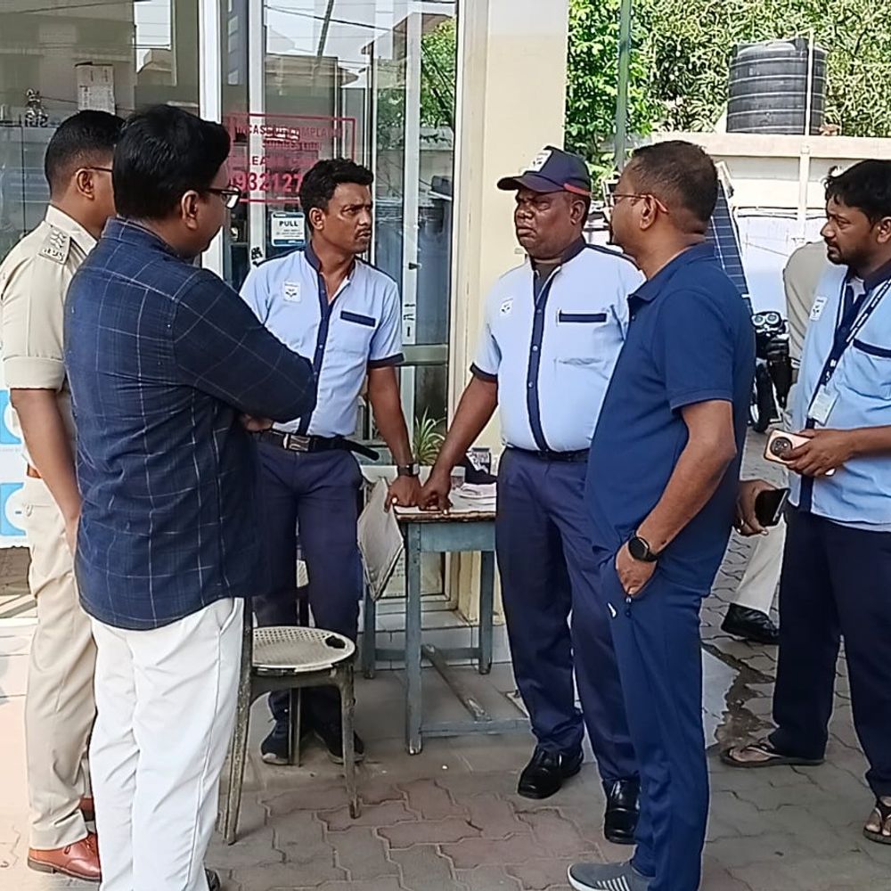 प्रशासनिक अधिकारियों ने किया पेट्रोल पंपों का निरीक्षण:  अफवाहों पर ध्यान न देने की अपील, पंपों पर लगी वाहनों की लंबी कतार – Chaibasa (West Singhbhum) News