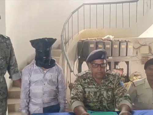 रसोई गैस दुकान की आड़ में बेच रहा था गांजा:  मधुपुर में 63 पुड़िया के साथ आरोपी गिरफ्तार, 250 ग्राम गांजा बरामद – Deoghar News