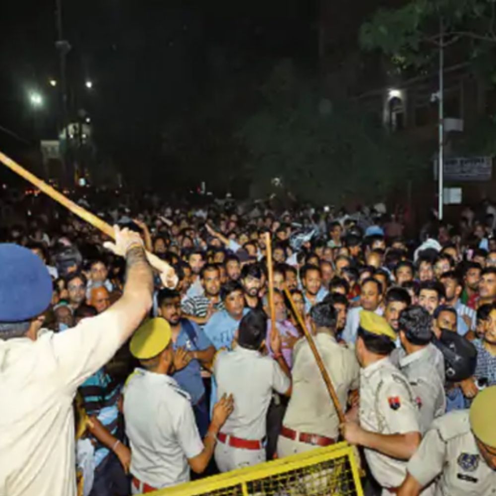 ताड़केश्वर मंदिर पर पुलिस ने भीड़ पर चलाई लाठियां, VIDEO:15 हजार लोगों की थी प्रसादी व्यवस्था, 35 हजार श्रद्धालु सहस्त्र घट उत्सव में पहुंचे