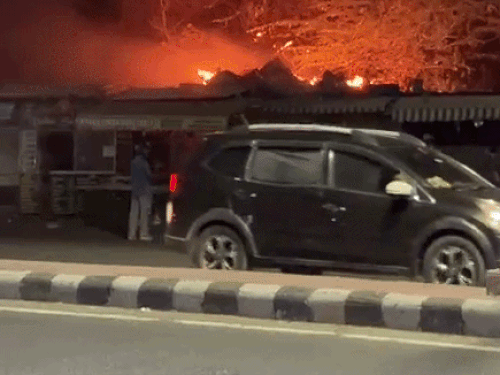 देर रात 2 दुकानों में लगी आग:जलते कचरे से भड़की,डीप फ्रीज समेत लाखों का सामान जलकर राख;1 घंटे में पाया काबू