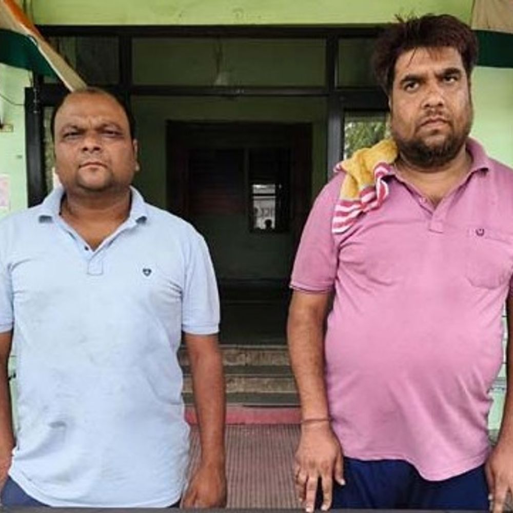 रायगढ़ में क्रिकेट सट्टा खेलाते 2 खाईवाल गिरफ्तार:  बर्तन दुकान के भीतर चल रहा था सट्टा, 18 हजार कैश समेत 4 मोबाइल जब्त – Raigarh News