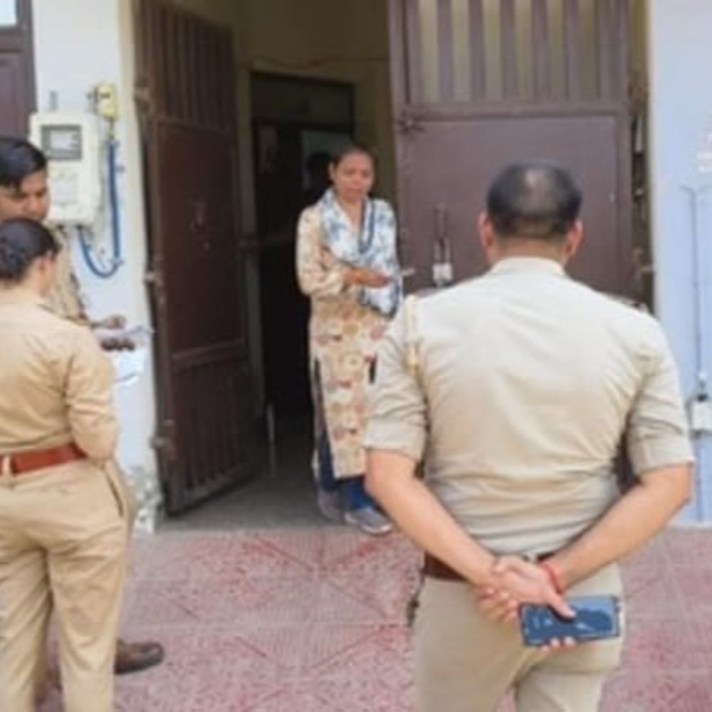 10वीं की छात्रा ने फंदे से लटक कर दी जान:  दाहिनी कलाई पर चोट के निशान, बेटी की मौत से घर में कोहराम – Agra News