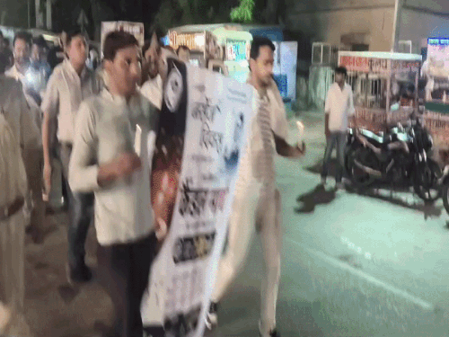दौसा में संविदा नर्सिंग कर्मियों ने निकाला कैंडल मार्च:स्थाई नर्सिंग ऑफिसर, एएनएम एवं पैरामेडिकल भर्तियां मेरिट व बोनस अंक के आधार पर करने की मांग