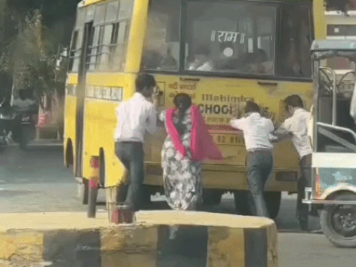 फतेहाबाद में बीच सड़क खराब हुई प्राइवेट स्कूल बस:  बच्चों ने लगाए धक्के, फिर भी नहीं चली; दो चालान भी पेंडिंग – Fatehabad (Haryana) News