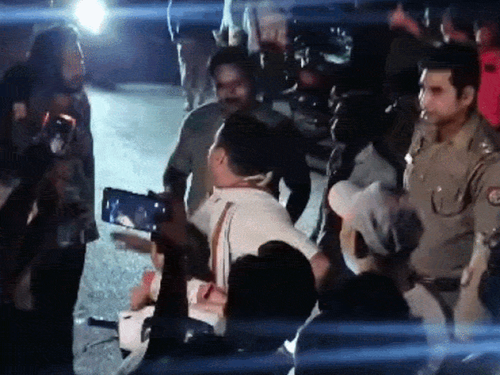 झांसी में नौ घंटे नहीं आई बिजली, सड़क जाम की:  अधिकारियों ने फोन नहीं उठाया तो गुस्साए लोग पवार हाउस पहुंच गए, कर्मी ने बंद कर लिए गेट – Jhansi News