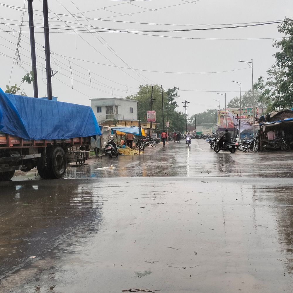 पलारी में अचानक आधी बारिश और तूफानी हवा:  तालाब का पानी सड़क पर, लहरें 10 फीट ऊंची उठीं, बाजार में अफरातफरी – baloda bazar News