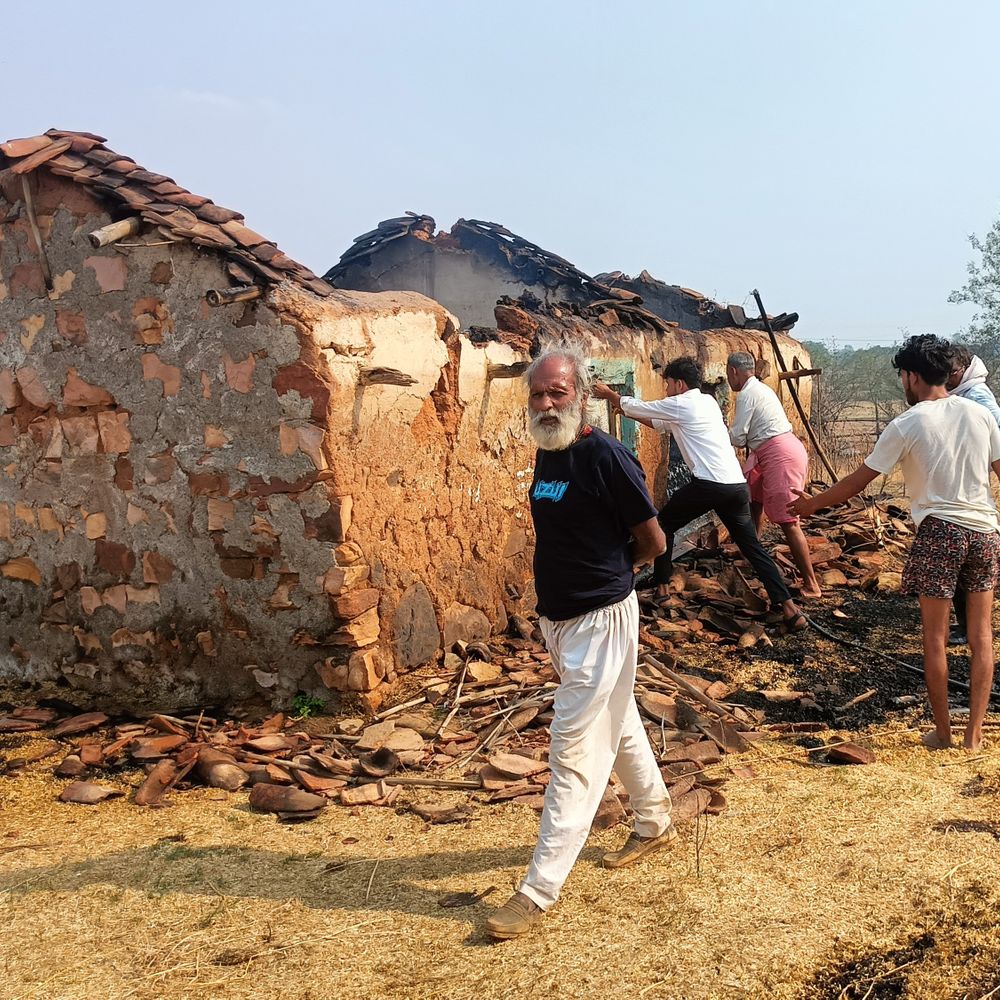 मऊगंज में खेत में बने मकान में आग:  भूसा, अनाज सहित 50 हजार का सामान जला; पीड़ित ने की मुआवजे की मांग – Mauganj News