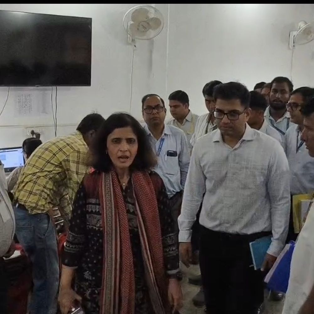 बेतिया राज कार्यालय पहुंचीं आसमा जैन:  परिसंपत्ति रिकॉर्ड की समीक्षा की, पुराने दस्तावेजों की स्कैनिंग जांची, अफसरों को पारदर्शी डिजिटाइजेशन के निर्देश – Bettiah (West Champaran) News