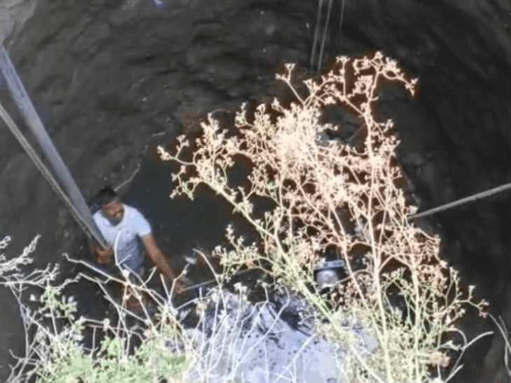 पत्नी की डांट से बचने रची लूट की कहानी:  शराब के नशे में कुएं में खुद गिरा, बोला-लुटेरों ने गिराया; मोबाइल और बाइक बरामद – Indore News