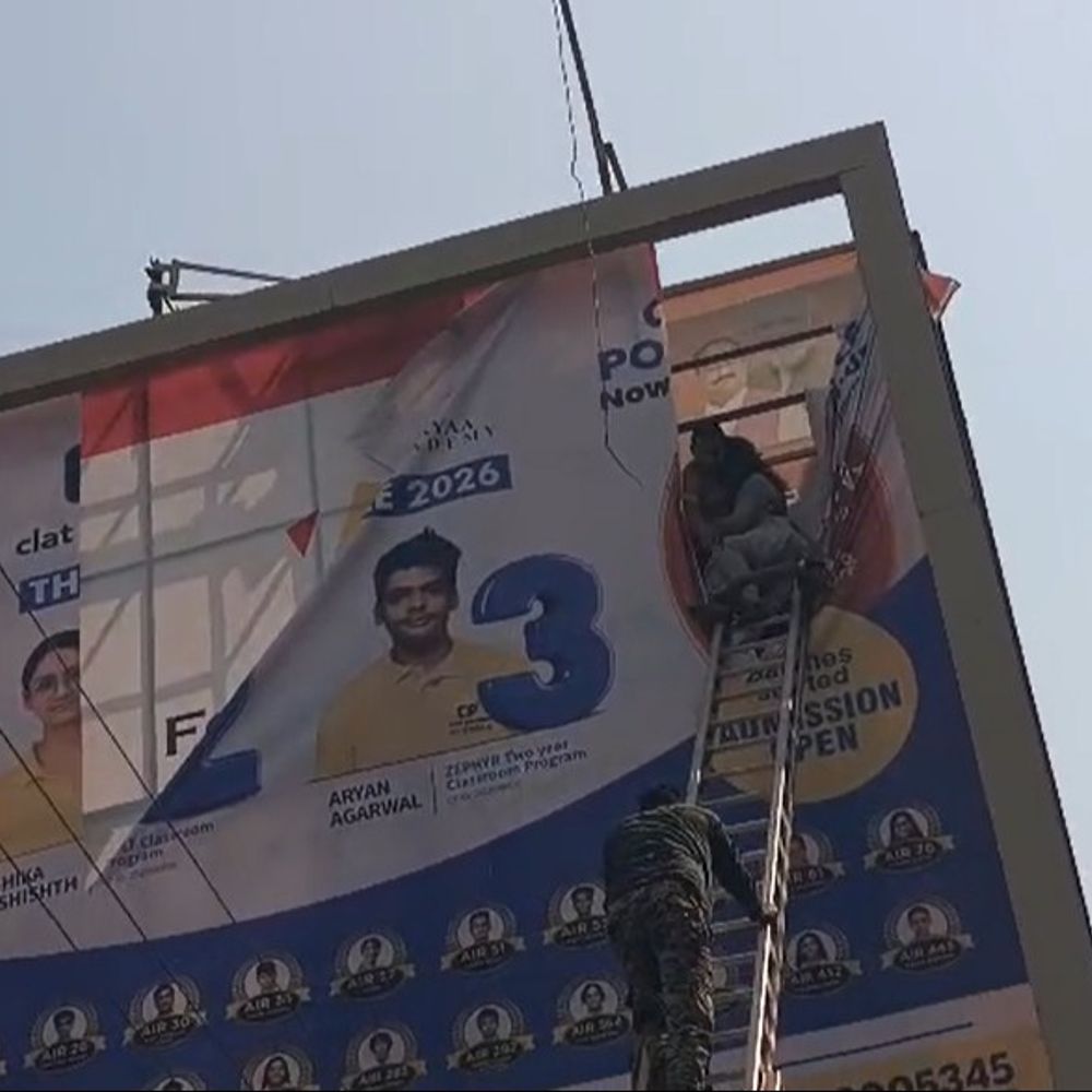 हाईवोल्टेज ड्रामा: 35 फीट ऊंचे होर्डिंग पर चढ़ी युवती:  40 मिनट तक चला रेस्क्यू, पुलिस और फायर ब्रिगेड की टीम ने उतारा – Raipur News