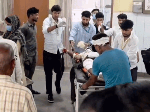 जंक्शन पर ट्रेन और प्लेटफार्म के बीच फंसा युवक:  एक पैर कटा और दूसरा टूटा;जयपुर रेफर,पहचान नहीं हो सकी – Alwar News