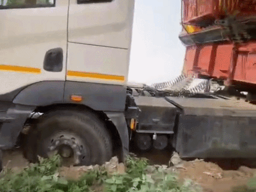 झज्जर पेड़ से टकराया सीमेंट से भरा ट्राला:  दूसरे ट्राले को बचाने के प्रयास में अनियंत्रित होकर सड़क किनारे पेड़ से जा टकराया – Jhajjar News