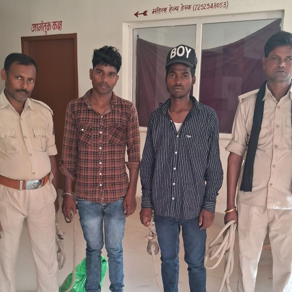 सुपौल में 8 लाख का गांजा-शराब जब्त:2 तस्कर गिरफ्तार, ऑटो से लाई जा रही थी खेप