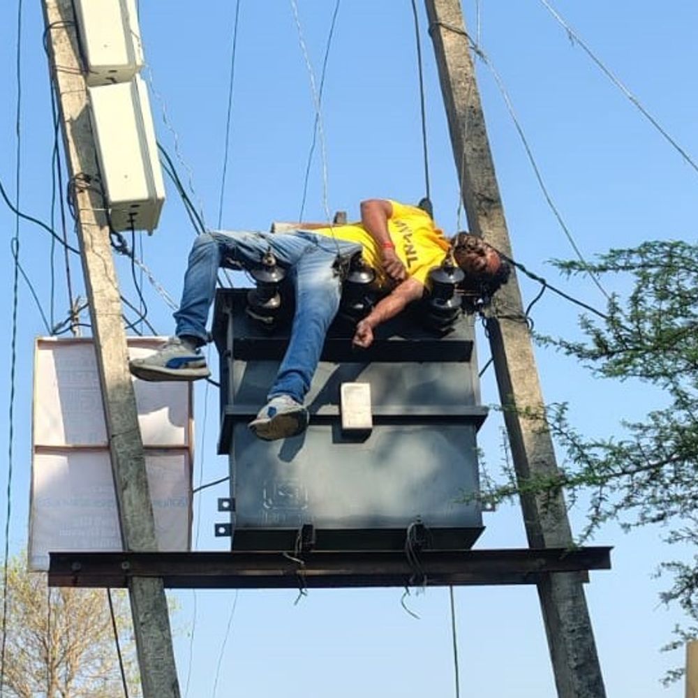 सीतापुर में संविदा कर्मचारी की करंट लगने से मौत:ट्रांसफार्मर पर काम करते समय शटडाउन वापस होने से हादसा, लापरवाही का आरोप