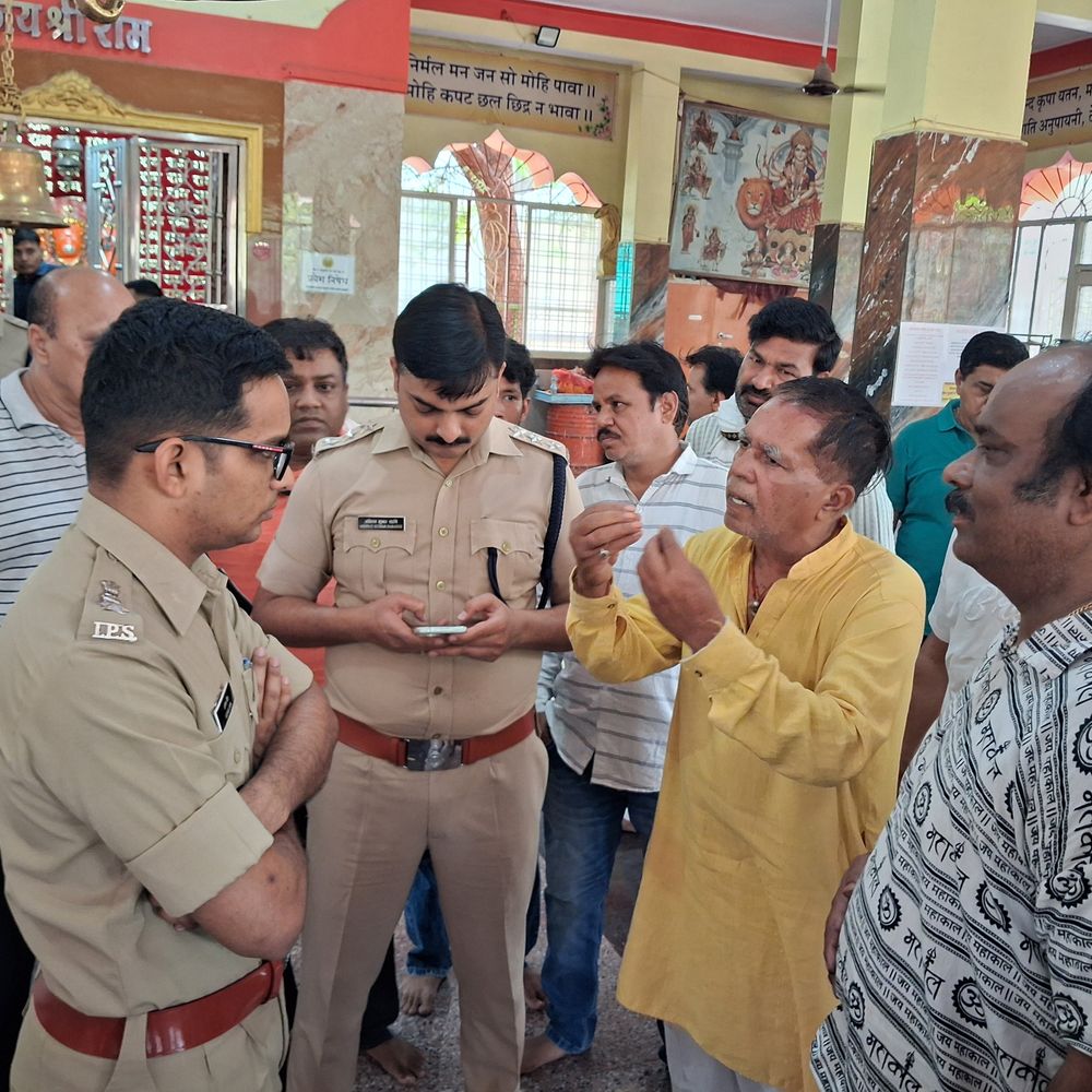 बदमाशों ने मूर्तियों से चुराए 7 किलो चांदी के मुकुट:खंडवा के हनुमान मंदिर में लाखों की चोरी; लाइट बंद की, CCTV फुटेज भी किए डिलीट