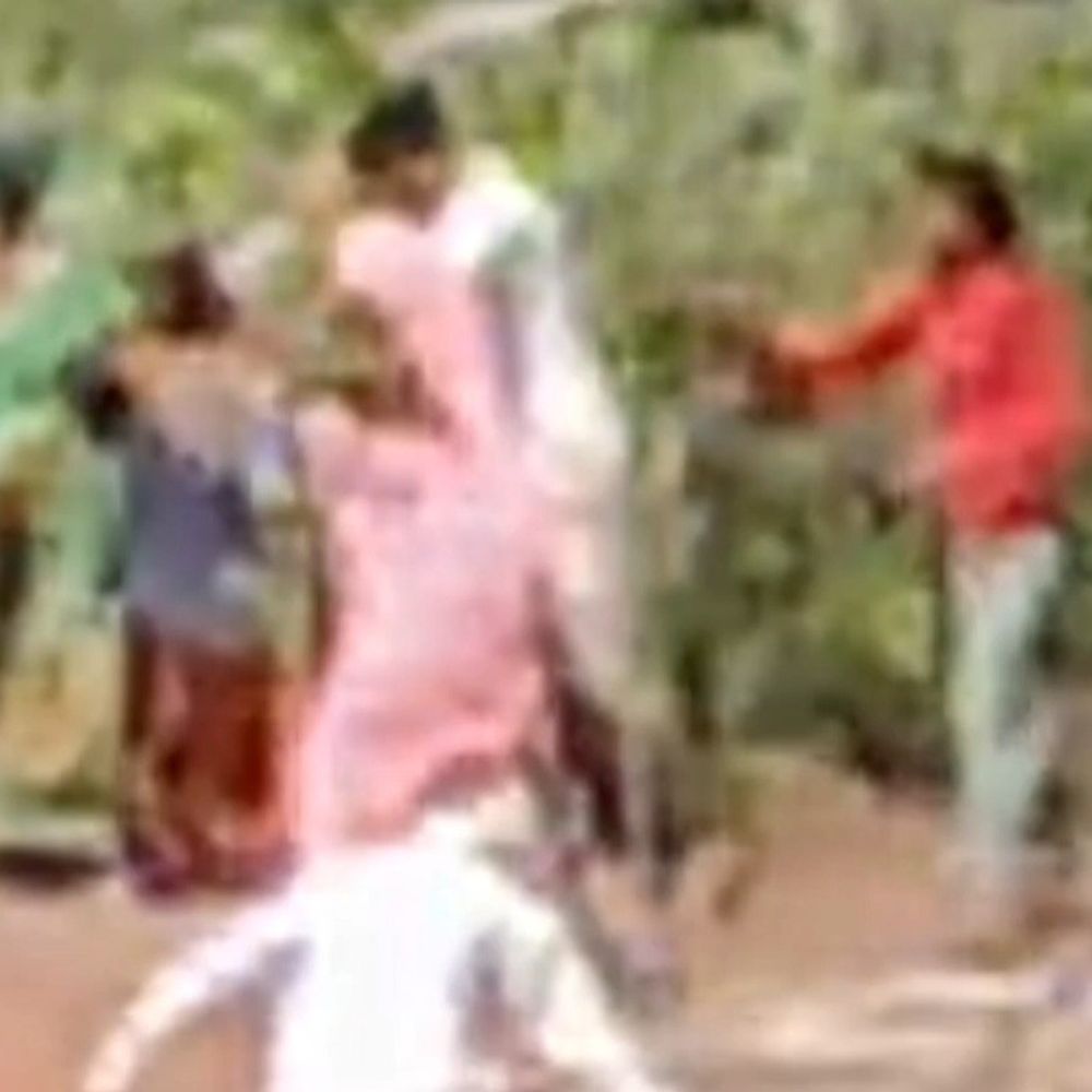 टीकमगढ़ में महिला से लाठी-डंडों से मारपीट, VIDEO:खेत में गिरे पेड़ को काटने पर विवाद, पुलिस पर मामूली धाराओं लगाने का आरोप