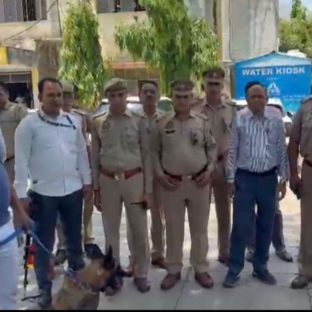 सहारनपुर कोर्ट परिसर में डॉग स्क्वायड के साथ सघन चेकिंग:संदिग्ध व्यक्तियों और वाहनों की जांच, पूरे परिसर में सर्च ऑपरेशन