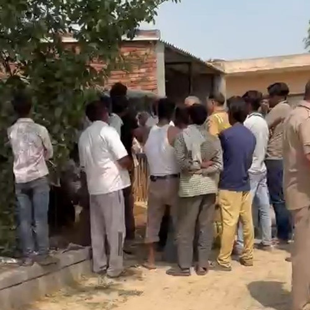 ग्रेटर नोएडा में युवक मोबाइल टावर पर चढ़ा:पुलिस-प्रशासन समझाने में जुटा, विधायक-पुलिस पर लगाए आरोप