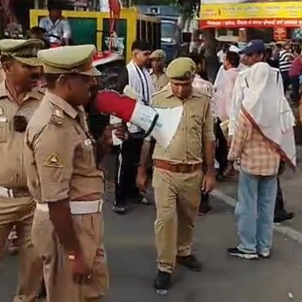 मुजफ्फरनगर में ट्रैफिक पुलिस का अतिक्रमण हटाओ अभियान:मालवीय चौक से शिव चौक तक अतिक्रमण हटा, 112 नो-पार्किंग वाहनों के चालान