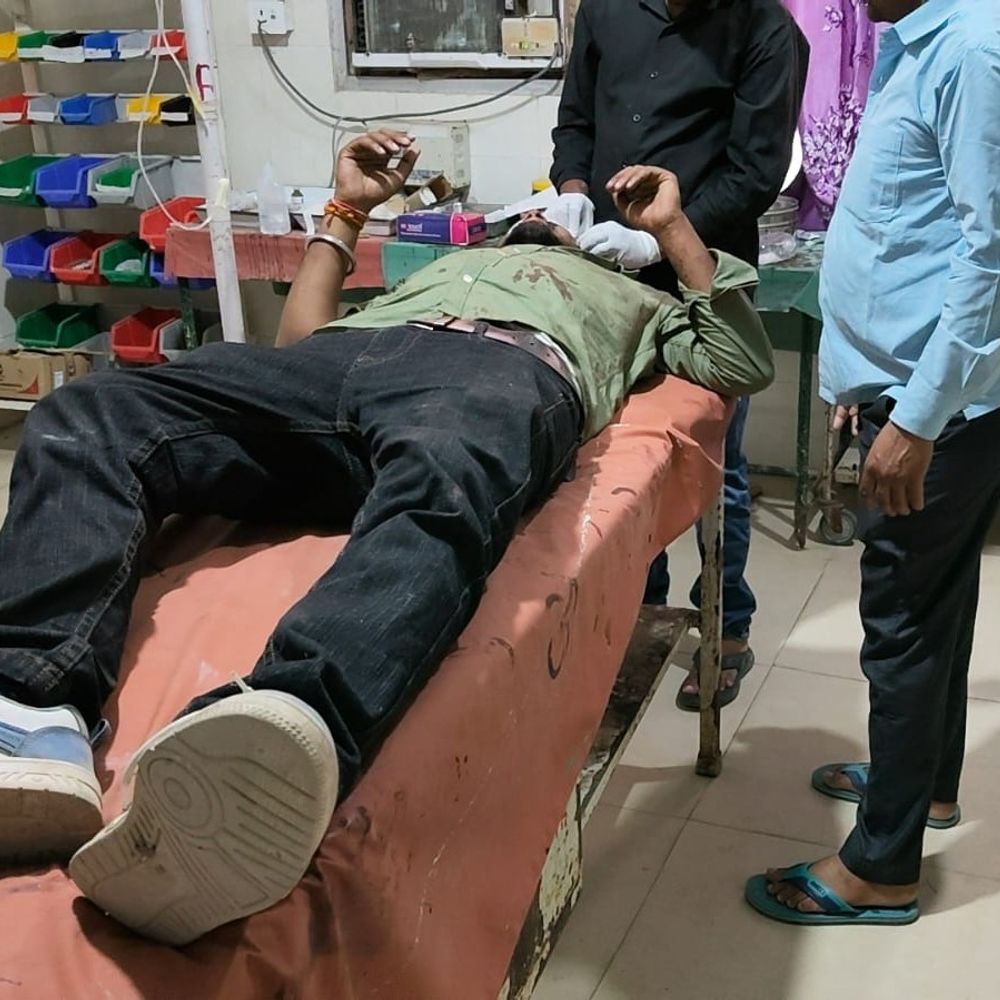 मऊ में स्कॉर्पियो-ट्रक टक्कर में छह लोग घायल:बारात से लौटते समय गाजीपुर में हुआ हादसा, अस्पताल में भर्ती