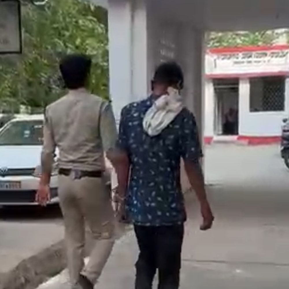 नाबालिग बेटी से छेड़छाड़ करने वाला पिता गिरफ्तार:कुल्हाड़ी से जानलेवा हमला किया था; कोर्ट ने भेजा जेल