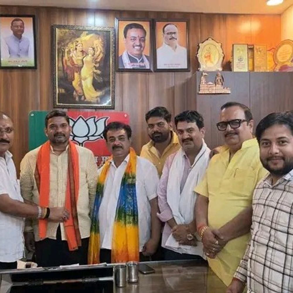 बंगाल में चुनाव के बाद लौटे भाजपा नेताओं का सम्मान:हरदोई BJP की जीत में भूमिका निभाने वालों को किया गया सम्मानित