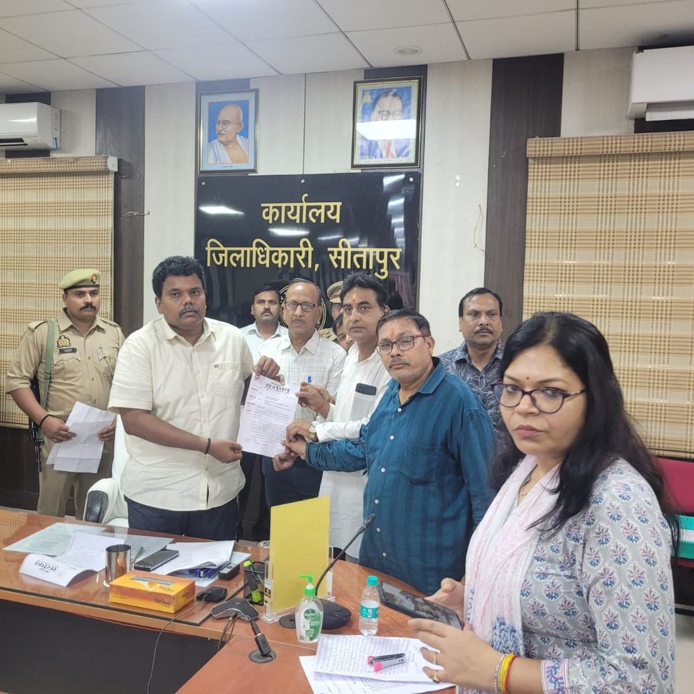पीएम की अपील के बाद सड़कों पर उतरे व्यापारी:सीतापुर में डीएम को ज्ञापन सौंपा, पीएम से पुनर्विचार की मांग
