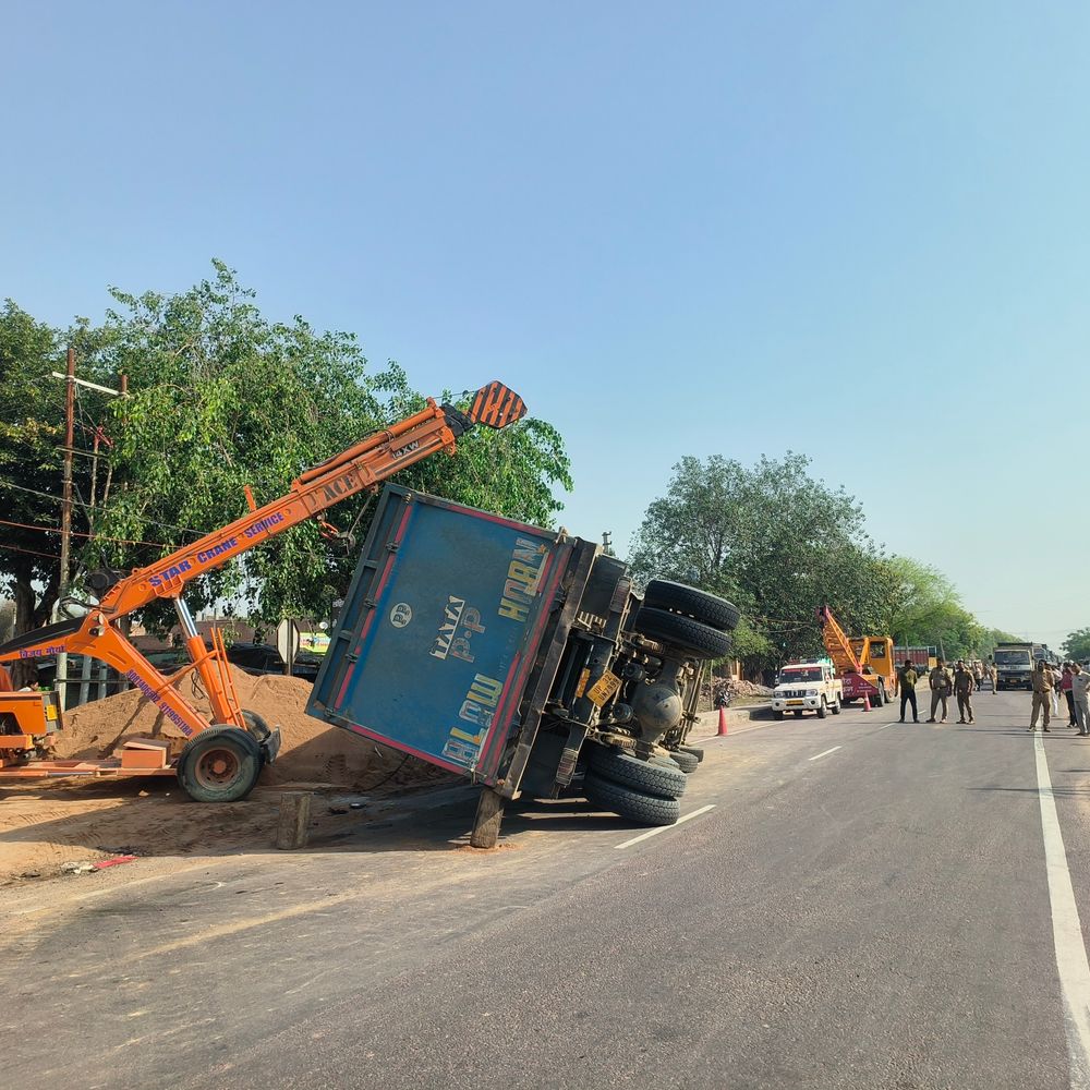 घाटमपुर में बेकाबू डंपर हाइवे पर पलटा:  साइकिल सवार चौकीदार की दबकर मौत, थाने से ड्यूटी करके घर लौट रहा था – Kanpur News