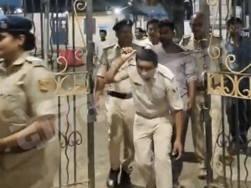 'मुझे जेल मत भेजो, 3 लाख रुपए किसलिए दिए':बेगूसराय में जेल भेजने के दौरान बोला आरोपी; मोबाइल टाइगर जवान अरेस्ट, दूसरा छुट्टी लेकर फरार