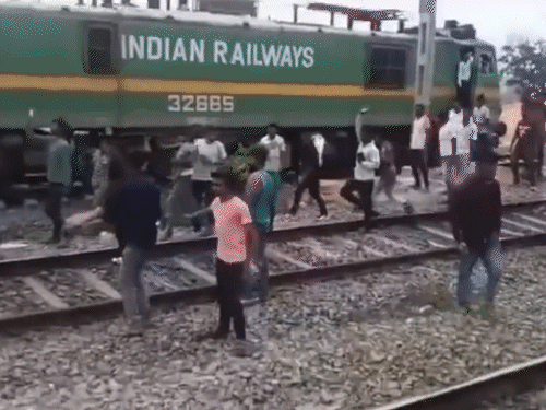 झारखंड के शंकरपुर स्टेशन में पूर्वा एक्सप्रेस पर पथराव:  डेढ़ घंटे से रूकी थी चारलापल्ली–रक्सौल स्पेशल ट्रेन, नाराज यात्रियों ने फेंके पत्थर – Deoghar News