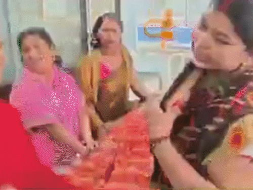नालंदा में महिला की मौत पर सदर अस्पताल में तोड़फोड़:परिजन और मेडिकलकर्मी, गार्डों के बीच चले लात-घूंसे; 2 घंटे तक चलता रहा हंगामा