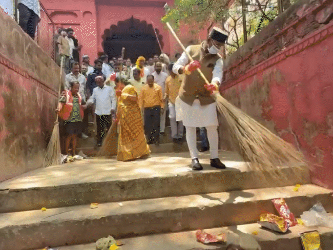 मंत्री ने बावड़ी की सफाई की, झाड़ू भी लगाई:  भोपाल के द्वारकानगर पहुंचे सारंग; कहा-जलस्रोतों को साफ रखना सबकी जिम्मेदारी – Bhopal News