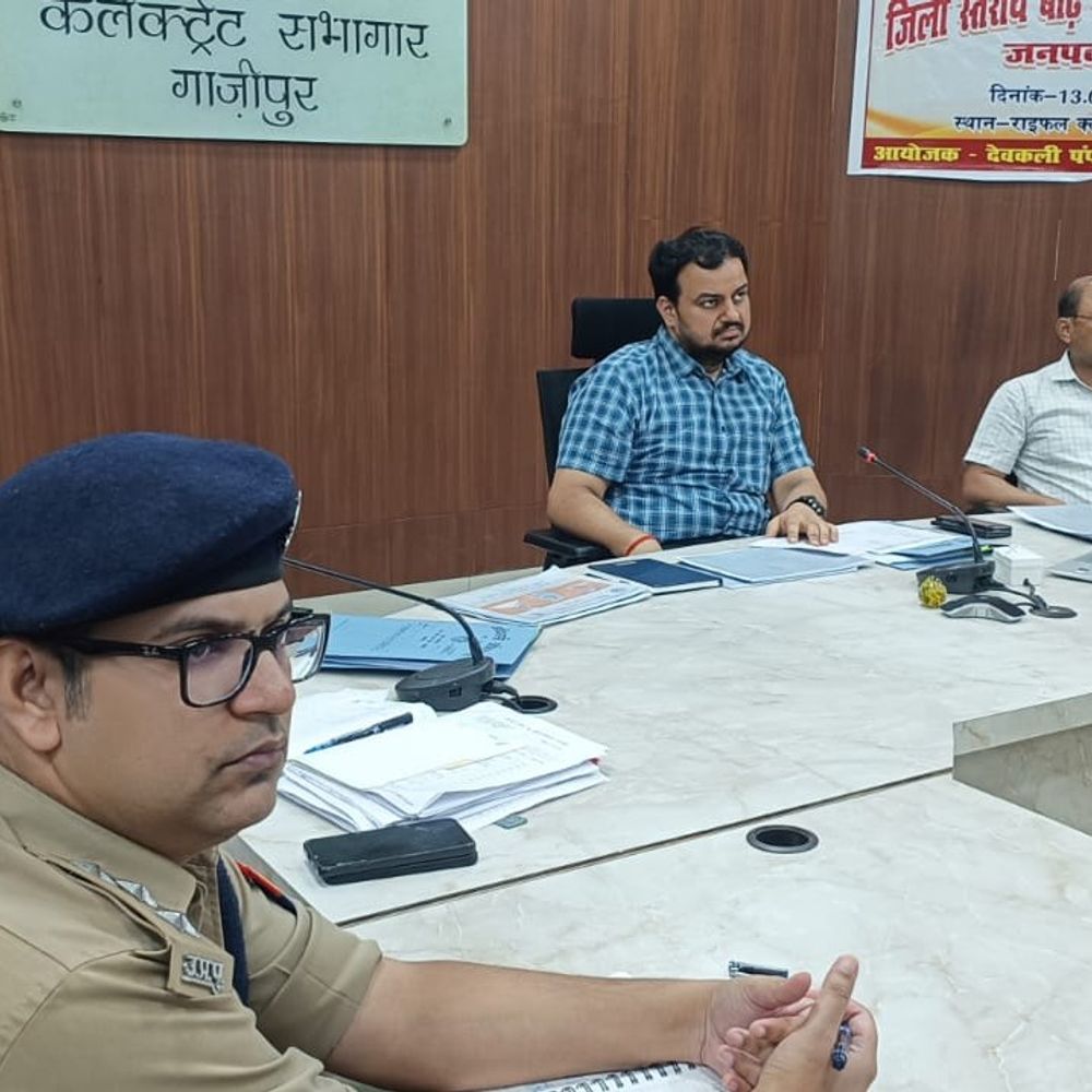 गाजीपुर में बाढ़ से निपटने की तैयारी तेज:डीएम अनुपम शुक्ला ने अधिकारियों को अलर्ट रहने के निर्देश दिए