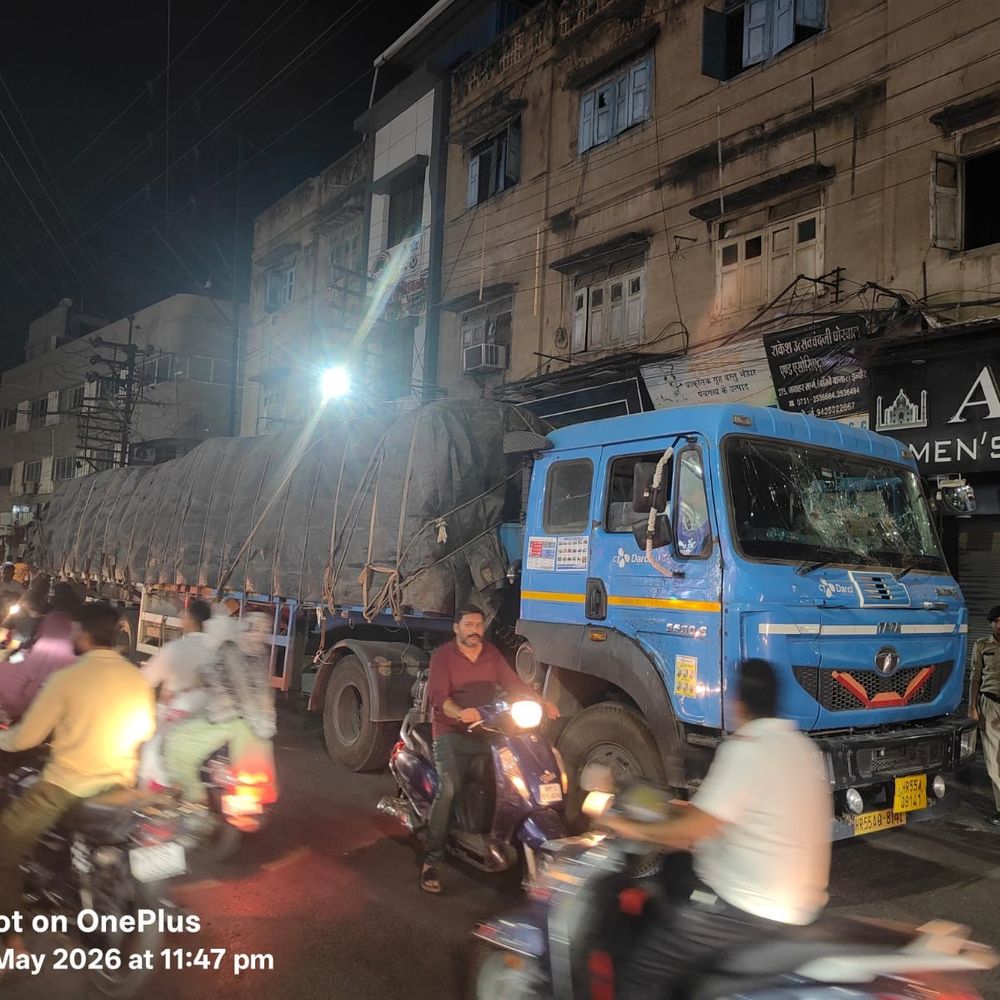 इंदौर में ट्राले ने तोड़े पुलिस बैरिकेड्स:  चेकिंग से बचने भागा चालक, बंबई बाजार में पुलिस ने रोका; लोगों ने फोड़े कांच – Indore News
